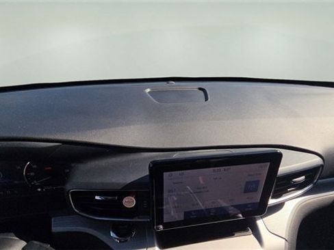 Used 2022 Ford Explorer XLT w/ Equipment Group 202A image 9