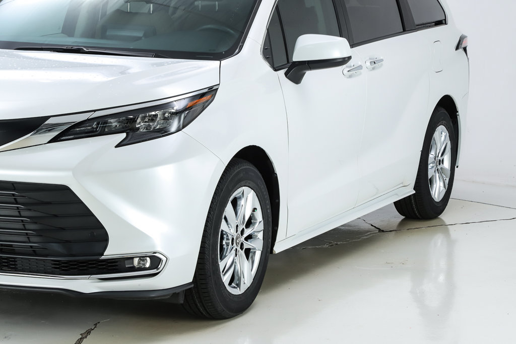 Used 2024 Toyota Sienna XLE w/ XLE Plus Package AWD/4WD image 3