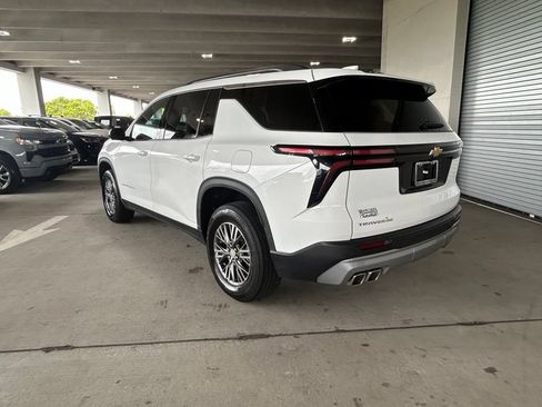 Used 2024 Chevrolet Traverse LT FWD image 3