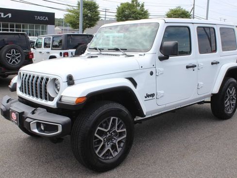 Used 2025 Jeep Wrangler Unlimited Sahara AWD/4WD image 2