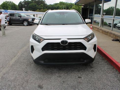 Used 2019 Toyota RAV4 LE FWD image 2