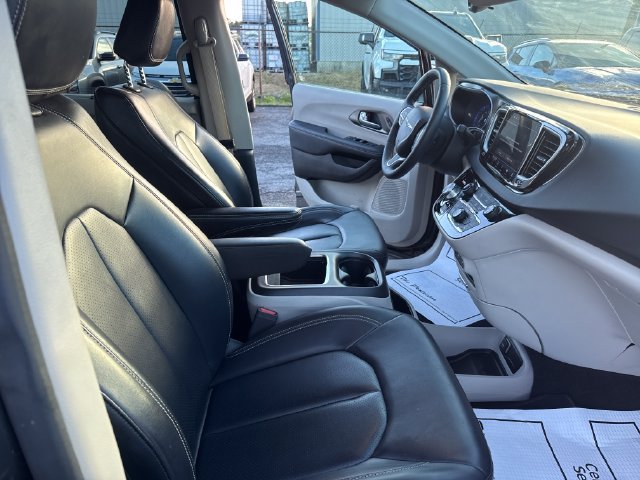 Used 2023 Chrysler Pacifica Touring-L FWD image 29