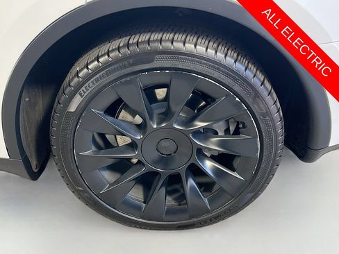 Used 2022 Tesla Model Y Long Range AWD/4WD image 31