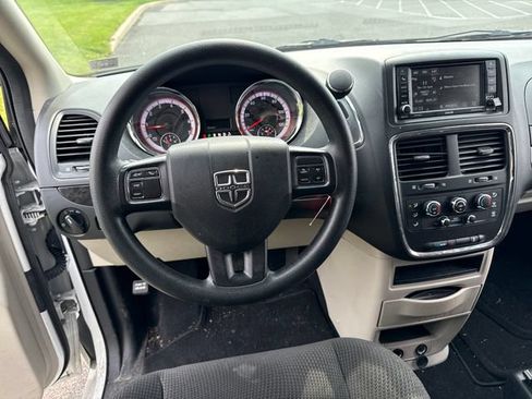 Used 2019 Dodge Grand Caravan SE w/ UConnect Hands-Free Group FWD image 16