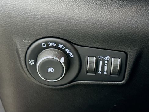 Used 2025 Jeep Compass Trailhawk AWD/4WD image 17