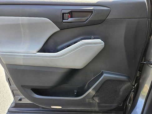 Used 2020 Toyota Highlander LE image 28