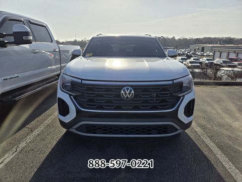 Used 2024 Volkswagen Atlas Cross Sport SE image 2