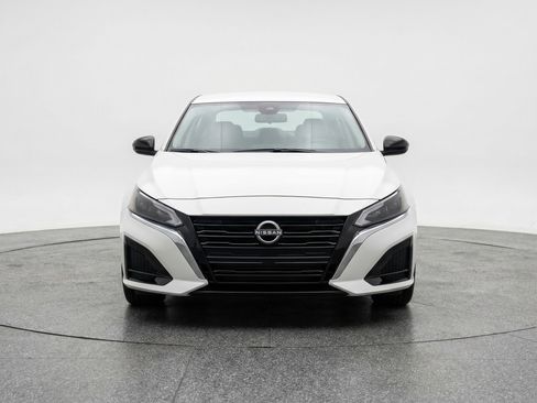 Used 2025 Nissan Altima 2.5 SV FWD image 2
