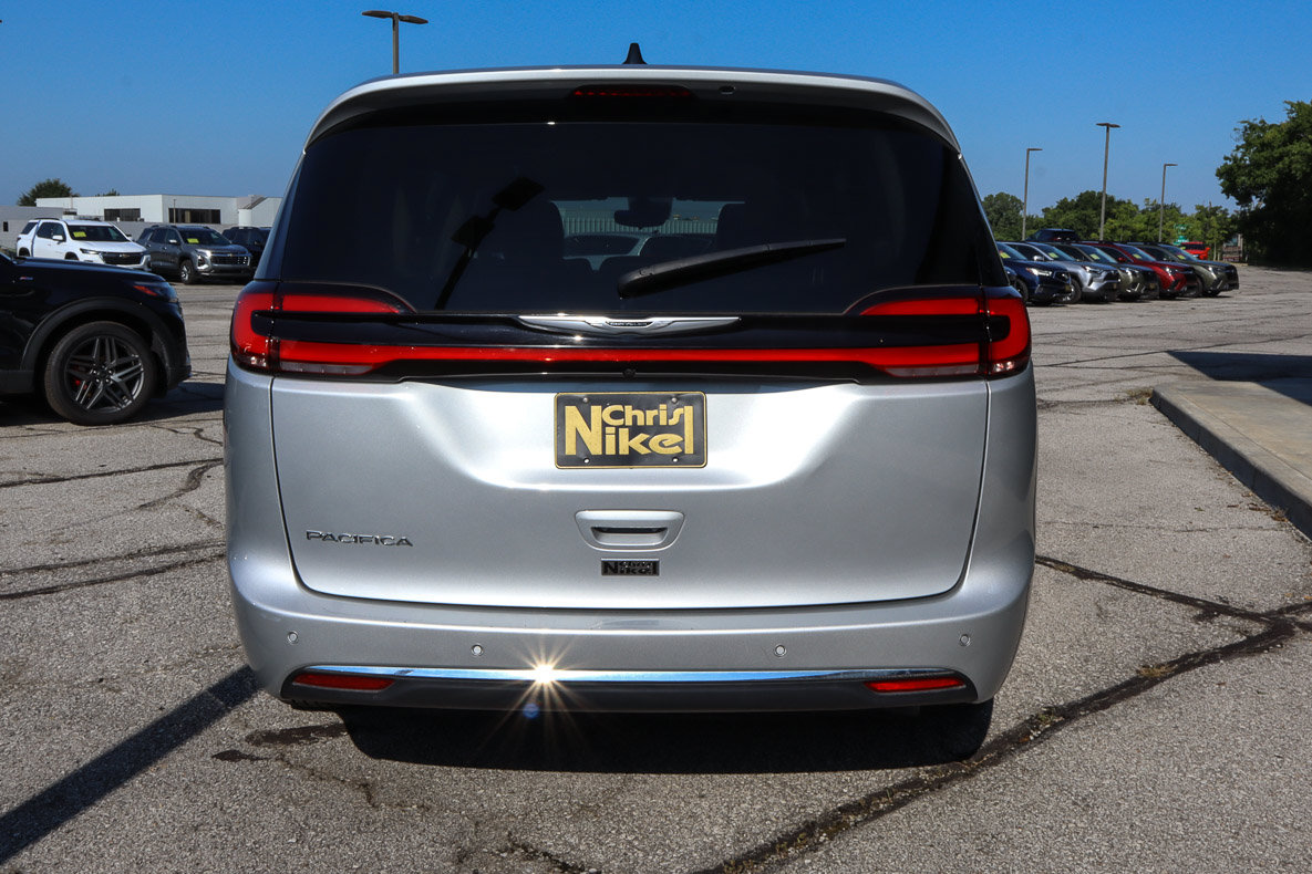 Used 2024 Chrysler Pacifica Touring-L FWD image 5
