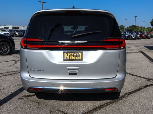 Used 2024 Chrysler Pacifica Touring-L FWD image 5