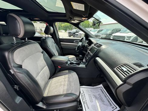 Used 2017 Ford Explorer XLT w/ Equipment Group 202A AWD/4WD image 14