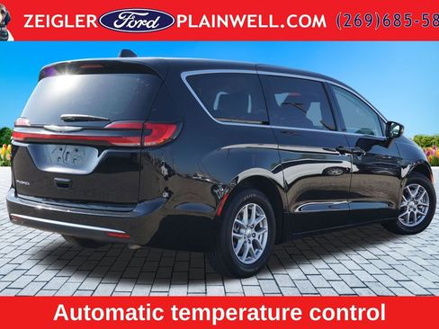 Used 2024 Chrysler Pacifica Touring-L FWD image 5
