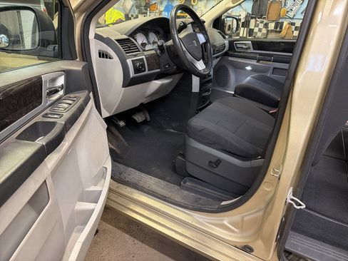 Used 2010 Dodge Grand Caravan SXT image 13