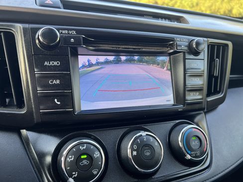 Used 2018 Toyota RAV4 LE FWD image 20