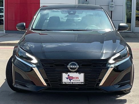 Used 2025 Nissan Altima 2.5 SV FWD image 2