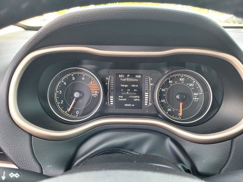 Used 2018 Jeep Cherokee Latitude w/ Altitude Package FWD image 18