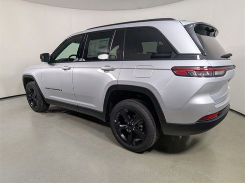 New 2025 Jeep Grand Cherokee Limited w/ Luxury Tech Group II image 5