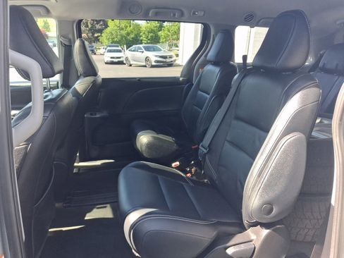 Used 2019 Toyota Sienna SE FWD image 18