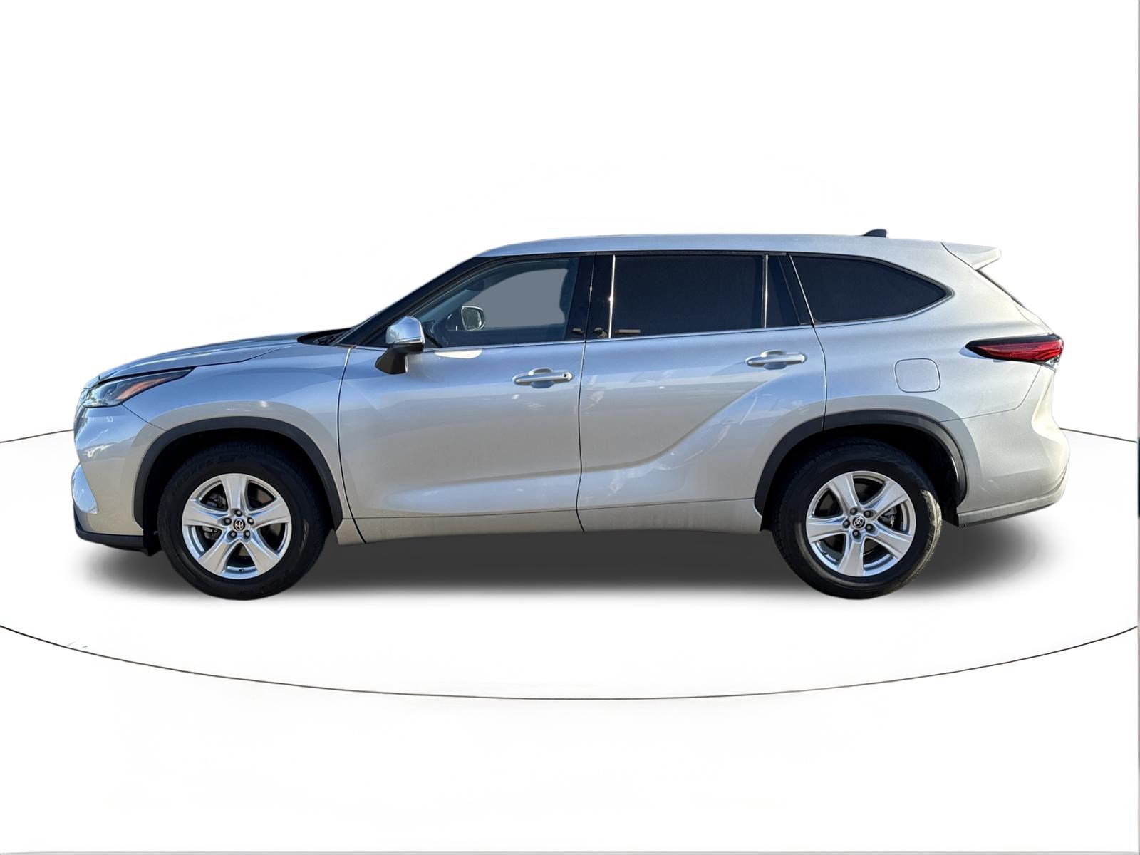 Used 2022 Toyota Highlander LE FWD image 6