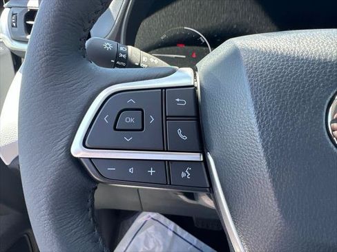 Used 2026 Toyota Sienna XLE FWD image 6