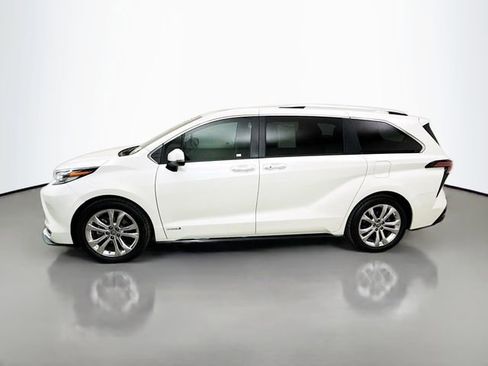Used 2021 Toyota Sienna Platinum image 4