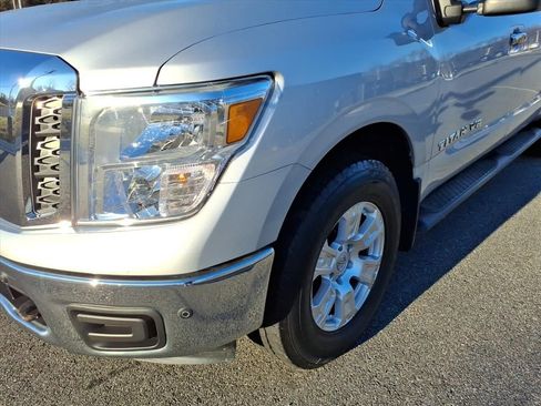 Used 2018 Nissan Titan SV w/ SV Convenience Package image 8