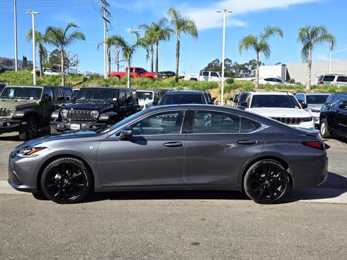 Used 2024 Lexus ES 300h F Sport image 2