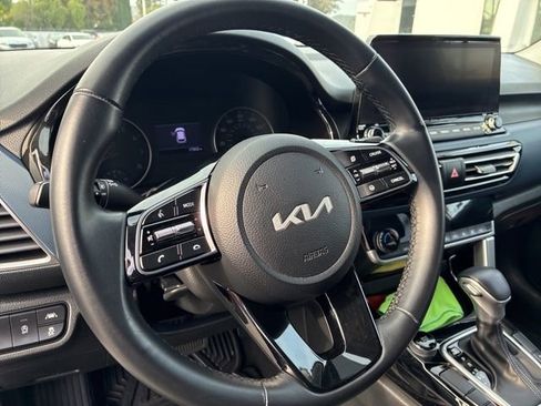 Certified 2022 Kia Seltos S image 4