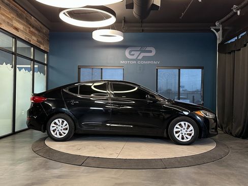 Used 2018 Hyundai Elantra SE image 2
