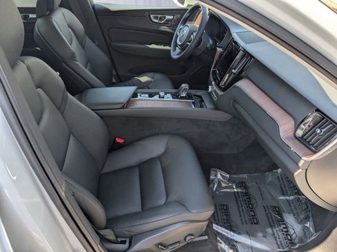 Used 2023 Volvo XC60 B5 Plus image 9