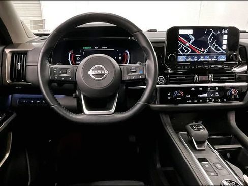 Used 2022 Nissan Pathfinder Platinum AWD/4WD image 6