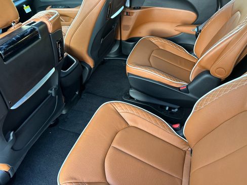 New 2026 Chrysler Pacifica Pinnacle image 12
