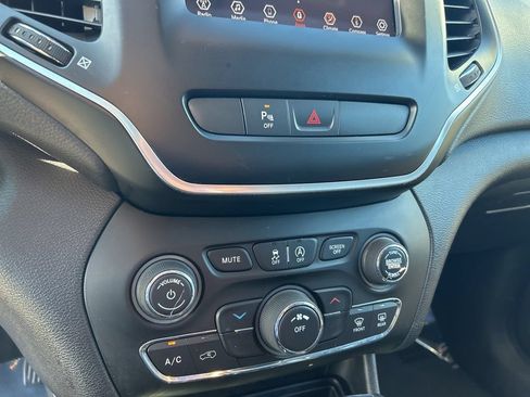 Used 2020 Jeep Cherokee Latitude Plus AWD/4WD image 37
