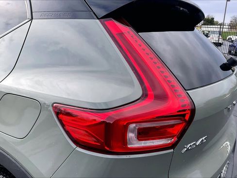 Used 2023 Volvo XC40 Recharge Ultimate image 32