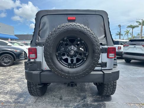 Used 2015 Jeep Wrangler Unlimited Rubicon w/ Connectivity Group AWD/4WD image 6