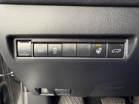 Used 2021 Toyota Venza XLE image 24