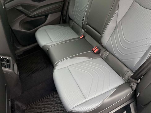 New 2025 Volkswagen Tiguan SE image 13