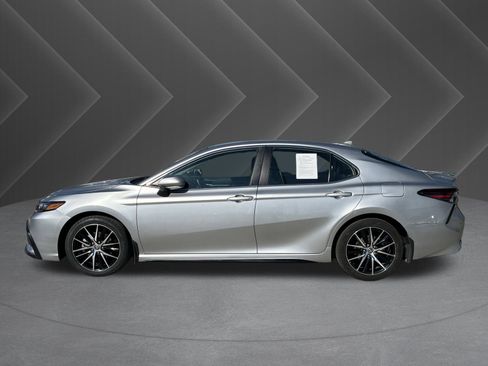 Used 2024 Toyota Camry SE image 2