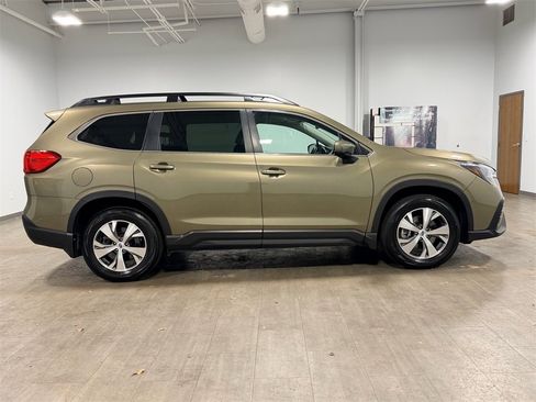 Used 2024 Subaru Ascent Premium image 3