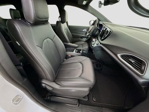 New 2026 Chrysler Voyager LX image 28