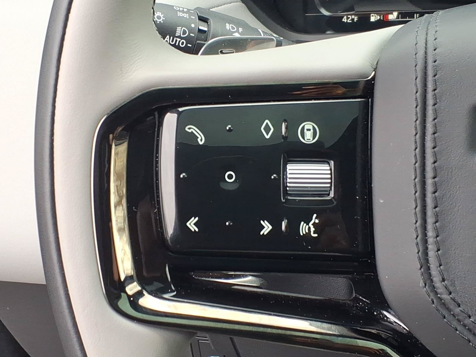Certified 2026 Land Rover Range Rover Velar Dynamic SE AWD/4WD image 16