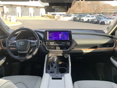 Used 2025 Toyota Grand Highlander AWD image 30