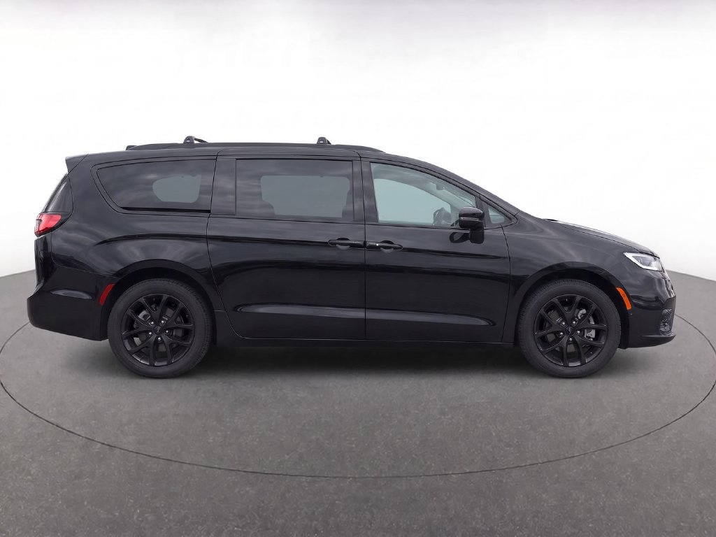 Used 2025 Chrysler Pacifica Limited FWD image 7