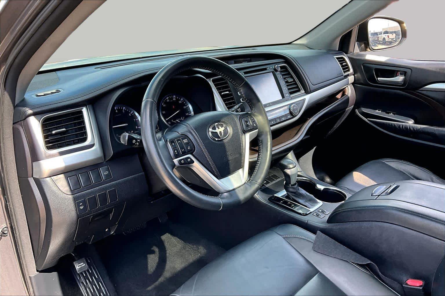 Used 2015 Toyota Highlander XLE FWD image 18