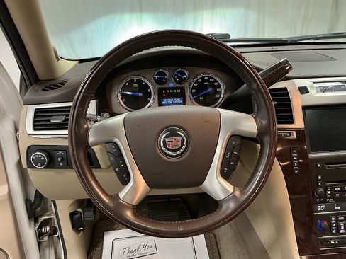 Used 2010 Cadillac Escalade Premium AWD/4WD image 12