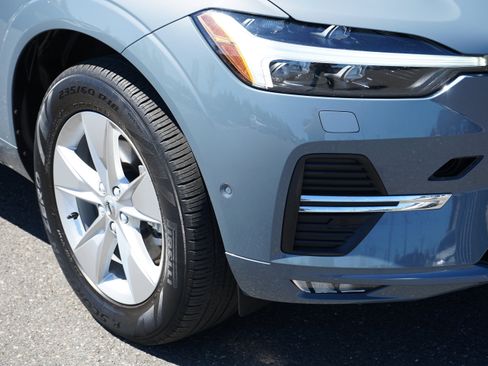 Used 2022 Volvo XC60 B5 Momentum image 2