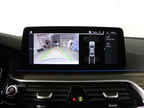 Used 2023 BMW 530e w/ M Sport Package image 7