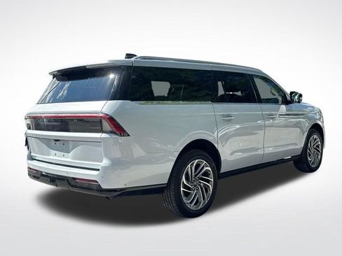 Used 2025 Lincoln Navigator L Reserve AWD/4WD image 6