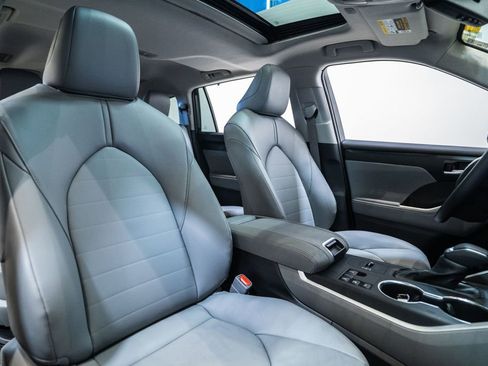 Certified 2025 Toyota Highlander XLE image 14