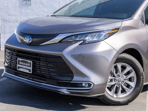 Used 2021 Toyota Sienna XLE FWD image 14